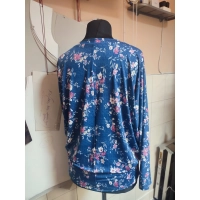 Wzorzysta bluzka Oversize z lejącego materiału - pudrowe kwiatuszki